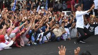Capres nomor urut 01 Joko Widodo menggelar kampanye terbuka di Banyuwangi, Jawa Timur, Senin (25/3/2019). Di sela acara itu, Jokowi mengajak para relawan yang hadir untuk berfoto bersama. Antara Foto/Akbar Nugroho Gumay.