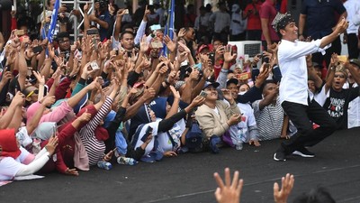 Momen Jokowi Ajak Relawan Foto Bersama di Kampanye Terbuka