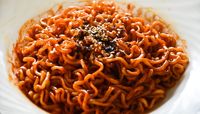 Pakai Samyang 'Palsu' Saat Mukbang, Bocah Ini Langsung Viral
