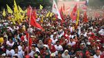 Momen Jokowi Ajak Relawan Foto Bersama di Kampanye Terbuka