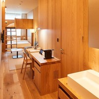 Material kayu mendominasi interior di dalam kamar sehingga menciptakan atmosfer yang hangat. Bikin betah berlama-lama di kamar meski ruangannya mungil. Foto: Dok. Muji