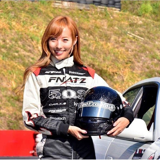 Bertekad untuk mengejar mimpinya, Kisaragi membeli Toyota Cresta dan mengubahnya menjadi mobil drift. Setelah itu, dia mendaftar dan mendapatkan lisensi balapnya. Foto: Instagram/@kisa_awn