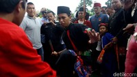 Penampilan kesenian palang pintu diselenggarakan untuk menyambut kedatangan Sandiaga Uno di GOR Ciracas dalam rangka melaksanakan kampanye.