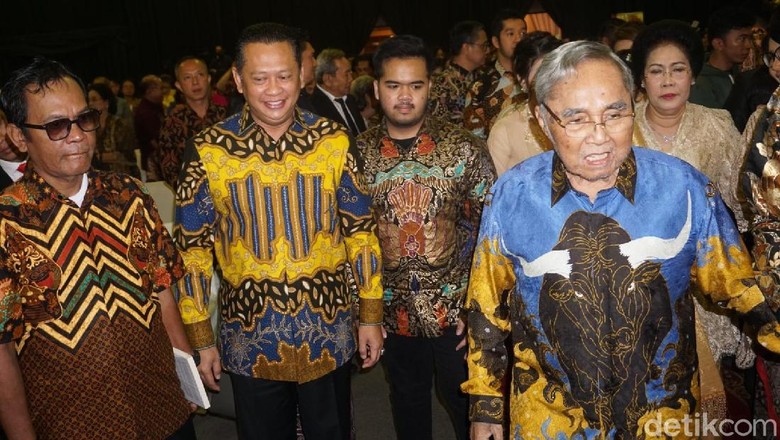 Rayakan 50 Tahun Pernikahan, Sabam Sirait Luncurkan Buku Rayakan 50 Tahun Pernikahan, Sabam Sirait Luncurkan Buku
