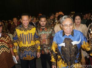 Rayakan 50 Tahun Pernikahan, Sabam Sirait Luncurkan Buku