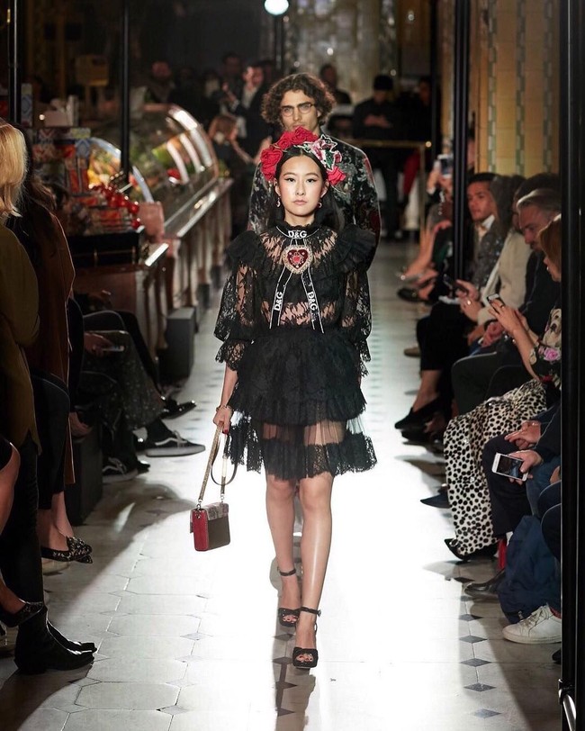 Bukan hanya sekadar menonton, Michelle dan Rachel Yeoh juga beberapakali didapuk sebagai model fashion show. Paling sering, keduanya diminta berlenggak-lenggok di catwalk Dolce & Gabbana. Foto: Instagram @michelle.yeoh, @rachel_yeoh.