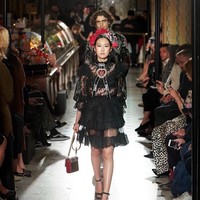 Bukan hanya sekadar menonton, Michelle dan Rachel Yeoh juga beberapakali didapuk sebagai model fashion show. Paling sering, keduanya diminta berlenggak-lenggok di catwalk Dolce & Gabbana. Foto: Instagram @michelle.yeoh, @rachel_yeoh.