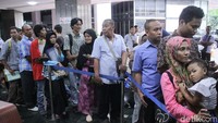 Warga antre untuk mengambil tiket mudik gratis 2019.