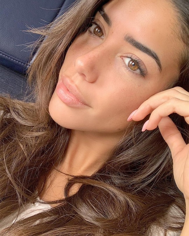 Foto itu diambil saat Denis Suarez dan Nadia Aviles sedang berlibur ke Kuwait. Di sana, mereka tampak mengunjungi masjid bernama Grand Mosque lalu mengambil foto bersama di dalamnya. Diunggah Denis dengan caption I will be always behind you, foto tersebut mendapat hujatan dari sejumlah netizen. Foto: Instagram @nadiavilesgarcia