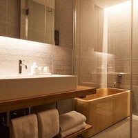 Kamar dengan kelas tertinggi memiliki kamar mandi yang dilengkapi bathtub bergaya bak permandian air panas khas Jepang yang terbuat dari kayu. Foto: Dok. Muji