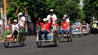 Ada hal menarik yang dilakukan para pendukung Jokowi-Maruf Amin di Banyuwangi, Jawa Timur. Mereka menuju tempat kampanye menggunakan becak di sambil tak lupa menyapa masyarakat yang melintas dengan mengacungkan satu jari. Antara Foto/Budi Candra Setya.