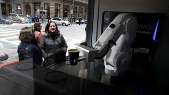 Momen menantikan kopi pesanan jadi tak membosankan. (Foto: Justin Sullivan/Getty Images)