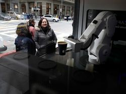 Robot Barista Jadi Obat Bosan Saat Nunggu Kopi Pesanan