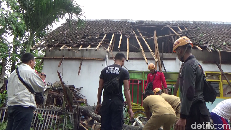 Puting Beliung Rusak Enam Rumah dan Dua Toko di Lumajang Puting Beliung Rusak Enam Rumah dan Dua Toko di Lumajang