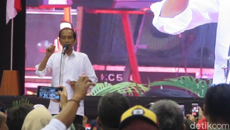Jokowi Tak Mau Ciri Khas Baju Putih Diambil yang Lain Jokowi Tak Mau Ciri Khas Baju Putih Diambil yang Lain