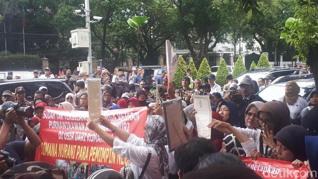  Perwakilan veteran dan purnawirawan melakukan aksi di depan kantor KPU.