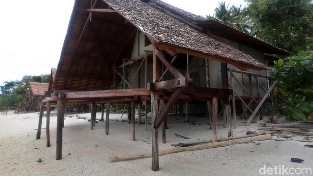 Pesona alam yang indah di Halmahera Selatan menjadi magnet bagi investor untuk membangun resor. Salah satunya adalah Kusu Resort yang berada di Pulau Kusu.