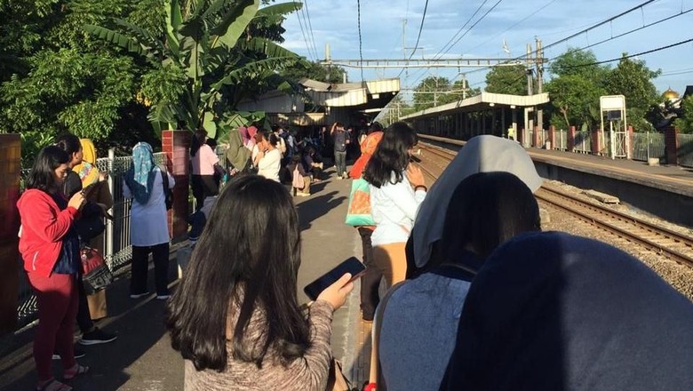 Ada Rel Patah, KRL Jalur Tangerang-Duri Alami Gangguan Ada Rel Patah, KRL Jalur Tangerang-Duri Alami Gangguan