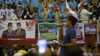Para pendukung terlihat mengabadikan momen saat Sandi melakukan kampanye.