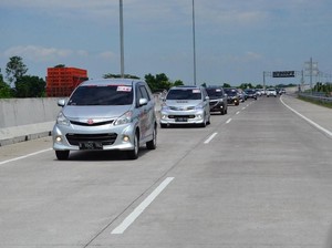 Saat Ratusan Toyota Avanza Buat Padat Tol Trans Jawa