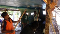 Perahu yang tengah dibuatnya itu terdiri dari 2 ruang palka ikan, 2 ruang mesin, dan tempat penampungan ikan.