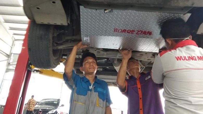 Pemasangan under guard di Wuling Cortez Foto: Istimewa Pemasangan under guard di Wuling Cortez Foto: Istimewa