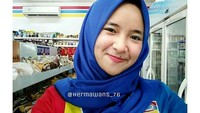 Wah senyum manis Nissa Sabyan dijamin bisa meluluhkan hati pembeli terlebih kaum adam. Minimarketnya pasti ramai pengunjung! Foto: Instagram @hermawand__