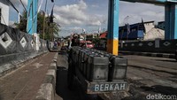 Biasanya yang menjadi pelanggan air bersih adalah rumah makan dan tempat pelelangan ikan. 