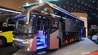 Bus yang sanggup membawa 6 unit motor ini merupakan model Legacy SR2, yang dikombinasi sasis dan mesin Mercedes-Benz 1626 Transporter.