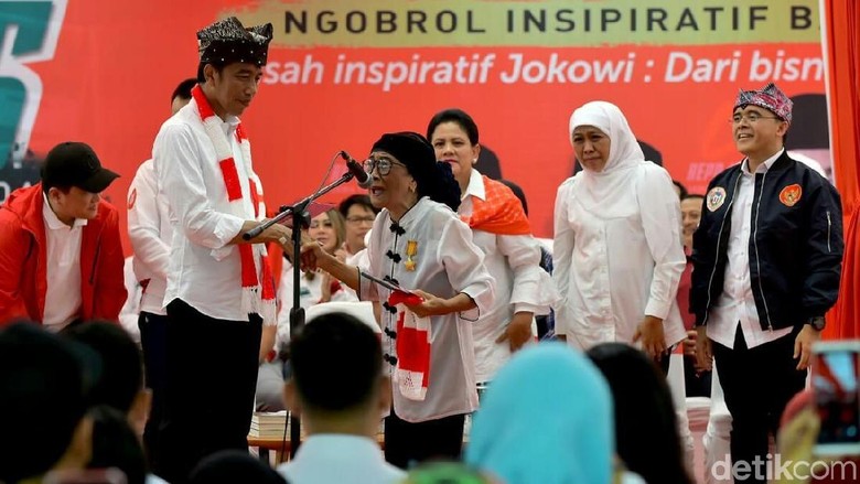 Saat Nenek 80 Tahun Mendadak Beri Selendang Rajutan Sendiri ke Jokowi Saat Nenek 80 Tahun Mendadak Beri Selendang Rajutan Sendiri ke Jokowi