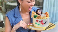 Gemes banget nggak sih cakenya? Cake berbentuk mangkuk ayam berisi mie ayam kampung ini jadi sajian kue ulang tahun Jesslyn yang unik. Foto: Instagram@jesslyn_limm