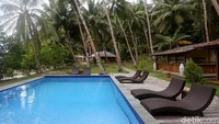 Sali Bay Resort pun memiliki sebuah kolam renang dengan pemandangan pantai dan laut yang mempesona. Pohon-pohon kelapa maupun pisang yang tumbuh di sekitar resor itu pun tak ditebang dan dirawat dengan baik.
