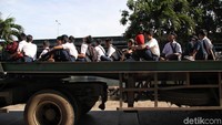 Bagaimana menurut Anda soal aksi nekat para pelajar yang naik truk kontainer ini?