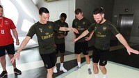 Mesut Ozil, Bernd Leno, Ainsley Maitland Niles dan Shkodran Mustafi wisata ke Dubai Frame yang tingginya mencapai 150 meter. Di dek observasinya, ada jembatan beralas kaca transparan (arsenal/Instagram)