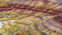Permukaan perbukitan ini terlihat memiliki garis-garis, dengan warna kemerahan, coklat, oranye, kuning hingga kehitaman (iStock)