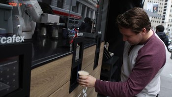 Di San Francisco, Cafe X memiliki tiga gerai yang seluruhnya dilengkapi oleh robot barista. (Foto: Justin Sullivan/Getty Images)