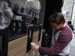 Robot Barista Jadi Obat Bosan Saat Nunggu Kopi Pesanan