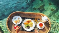 Menikmati hari liburnya, Jesslyn terlihat sedang menyantap sarapan sehat di dalam kolam renang. Foto: Instagram@jesslyn_limm