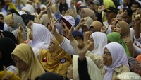 Para pendukung kompak melakukan salam dua jari.