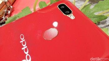 Sedangkan kamera belakangnya memiliki resolusi 12MP + 2MP. (Foto: Muhamad Imron Rosyadi/detikINET)