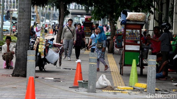 Dikuasai PKL, Pedestrian Sudirman Jadi Semrawut