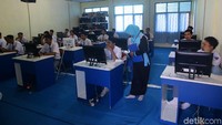 Dalam ujian ini para siswa diawasi oleh dua orang pengawas. 
