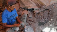 Bersama dengan ketiga rekannya, Rohmat bisa membuat 10 buah cobek perharinya. Satu cobek ia jual kepada pengepul seharga Rp. 5000 hingga Rp 50.000 tergantung ukuran dan jenisnya. Penjualan cobek itu pun kini tak hanya dijual di sekitar Bandung, tetapi telah menembus pasar Lampung, Batam, Bali hingga Malaysia.