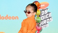 Taylen tampak sangat lucu dengan busana berwarna oranye yang mirip dengan karpet di sana. Jon Kopaloff/Getty Images