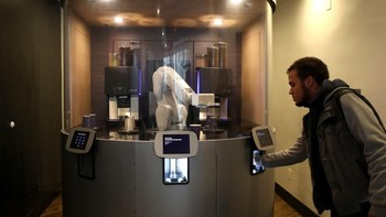 Ada pula lokasi robot barista yang berada di dalam ruangan Cafe X. (Foto: Justin Sullivan/Getty Images)
