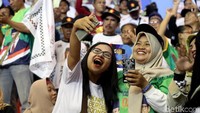 Kegiatan foto-foto pun tak ketinggalan dilakukan para relawan yang menghadiri kampanye akbar di Jakarta Utara tersebut.