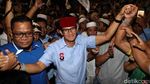 Berkopiah Merah, Sandiaga Uno Sapa Warga Jakarta Utara