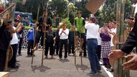 Ada 12 permain salah satunya Jajangkungan dalam kegiatan Festival Permainan Tradisional Alimfaido tingkat Kabupaten Tasikmalaya. Pekan Kebudayaan Nasional (PKN) menjadi media interaksi budaya serta memberi ruang akses kepada publik untuk terlibat dalam pelindungan, pengembangan, serta pemanfaatan kekayaan budaya. Foto: dok. Pemkab Tasikmalaya