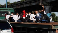 Begini potret sejumlah anak-anak pelajar SMP saat menumpang di truk kontainer.