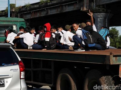 Jangan Ditiru! Aksi Berbahaya Pelajar Naik Truk Kontainer
